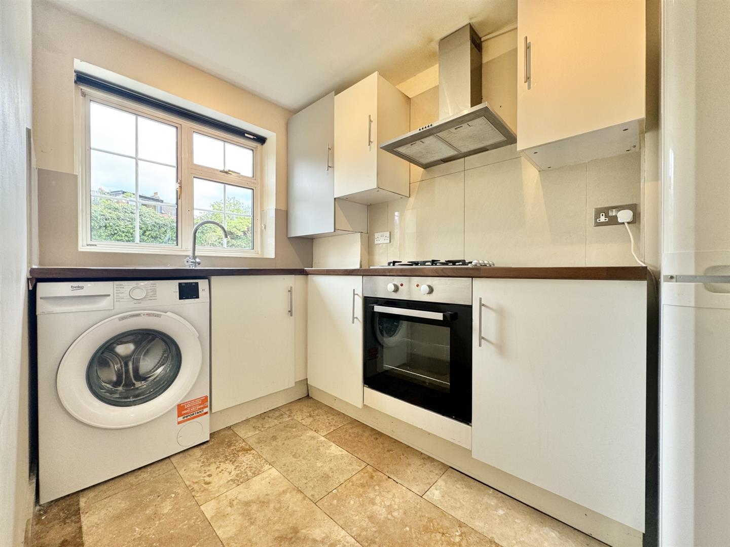 2 bed property in Pine Close, London